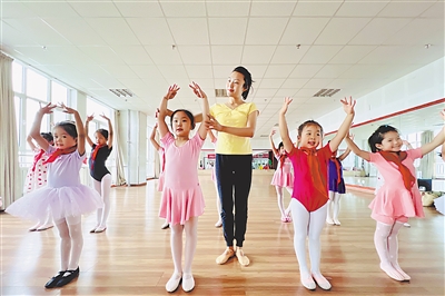  ② 银川市文化艺术馆声乐室内，孩子们在学习舞蹈。该馆少儿公益培训班，通过义务授课的方式让孩子们的生活丰富多彩。
