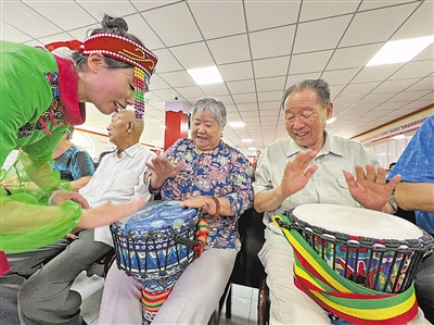 ③ 银川市兴庆区玉皇阁北街八一社区邀请辖区内老年人参加“爱在七夕”主题活动，让老人们快乐生活、欢度晚年。