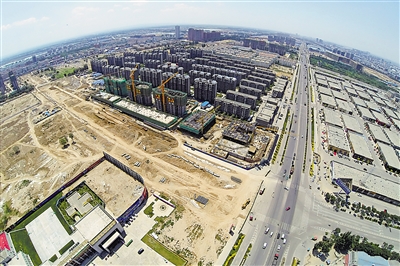     2014年7月4日，建设中的银川市兴庆区新华街向东延伸工程。（资料照片）