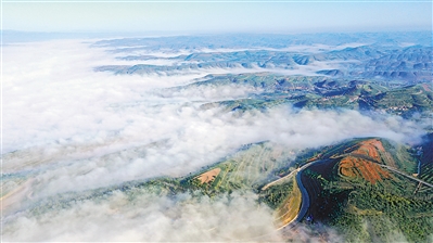 ① 彭阳县小流域综合治理，让层层梯田“种”出风景，缚住了水土流失，也引来了游客的脚步，释放多重效益。