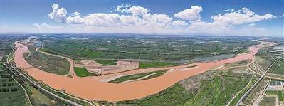  
    ⑥ 近年来，吴忠市实施湿地保护与恢复治理等重点生态治理工程30余项，先后修复治理河流湿地32公里、湖泊湿地17个，恢复退化湿地4万余亩。