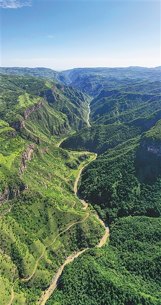   ⑦ 泾河从泾源县弹筝峡缓缓流过。近年来，在退耕还林、荒山造林、生态移民迁出区生态修复、400毫米降水线以上造林绿化等一系列重大生态工程的实施下，六盘山区生态环境明显改善，植被恢复，生物多样性日趋丰富。