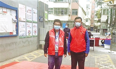刘超（左）在利群社区当志愿者。<br/>　　（图片由受访者提供）