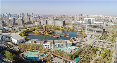 2022年11月16日，从空中俯瞰，宁夏老年人服务中心园区环境优美，人工湖与廊桥栈道相映成趣。本报记者 王晓龙 摄