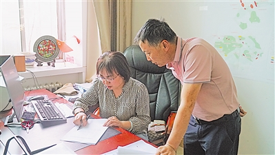 <p>　　刘娟（左一）在修改项目申报材料。</p>