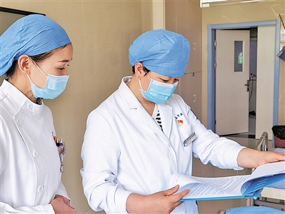 <p>　　苏艳玲（右）来到病房查看病人情况。</p>