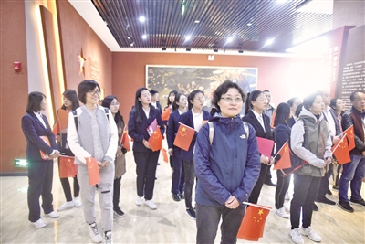 <p>　　叶燕（前中）带领学生参加导游解说实践活动。（图片由受访者提供）</p>