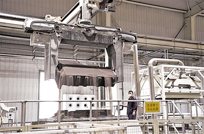 <p>共享装备股份有限公司，桁架机械手自动抓取打印好的砂芯。该公司已建成万吨级铸造3D打印智能工厂，综合集成技术世界领先。</p><p>本报记者　王洋　摄</p>