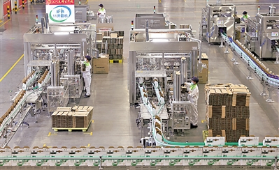<p>宁夏伊利乳业有限责任公司，工人在自动化包装箱流水线上工作。2021年该公司整体营收103亿元，收奶量突破150万吨。</p><p>本报记者　党硕　摄</p>