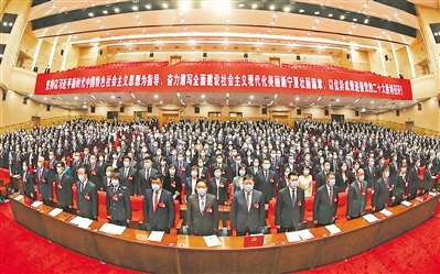 <p>　　　　自治区第十三次党代会开幕式现场，全体代表起立高唱国歌。</p>