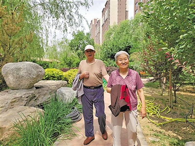 <p>　　芮进忠（左）和老伴杨凤兰。</p>