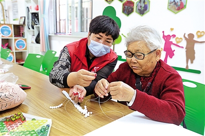 <p>　　大武口民生社区居家和社区养老服务中心，志愿者与老人一起做手工。</p>