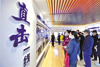 <p>　　　　市民参观银川市公安局扫黑除恶专项斗争主题教育馆。</p>