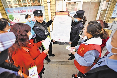 <p>　　　　基层民警在社区向市民宣传扫黑除恶专项斗争开展情况。</p>