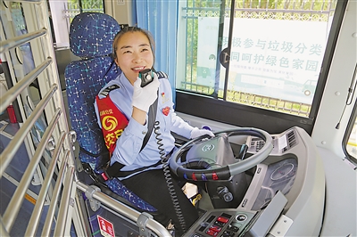 杨彦锋用微笑和温馨服务温暖了乘客。
    （图片由自治区党委组织部提供）