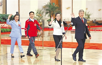 10月22日，杨彦锋、宋学文、祁洪芳、李绍杰代表（自左至右）步入党的二十大“党代表通道”。新华社发