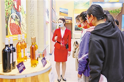     讲解员在宁夏展区为观众介绍宁夏特色农产品。