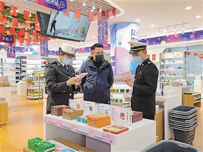 在银川综保区银大门跨境O2O体验店，俞洋（左一）与同事查验进口商品。