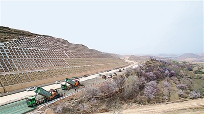 4月17日，在中铁十五局银昆项目LJ11-1标项目工地上，推土机、压路机来往穿梭，机械声轰鸣不息。       本报记者 赵磊 摄