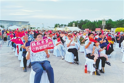     “一张张笑脸，绽放花一样的幸福。一双双眼睛，流淌内心深处的感恩。”6月30日晚，平罗县隆重举办庆祝中国共产党成立102周年文艺演出。    本报记者 何耐江 摄