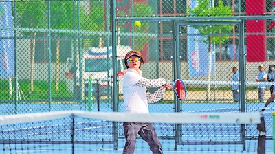 网球选手在比赛中奋力拼搏。
    本报记者 王文革 摄
