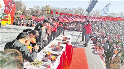台上，角逐“大胃王”的选手不甘落后，台下加油助威声不断。