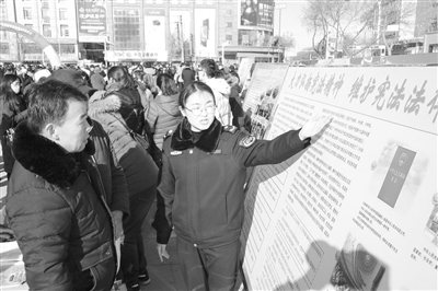 <p>　　2019年12月4日，吴忠市集中开展法治宣传活动，工作人员向群众宣讲宪法。</p>