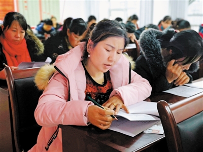 <p>　　原州区海堡社区妇女参加月嫂培训班结业考试。</p>