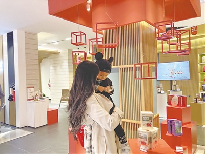 <p>　　消费者在首家线下中宁枸杞官方旗舰店内选购产品。</p><p>　　本报记者　李徽　摄</p>