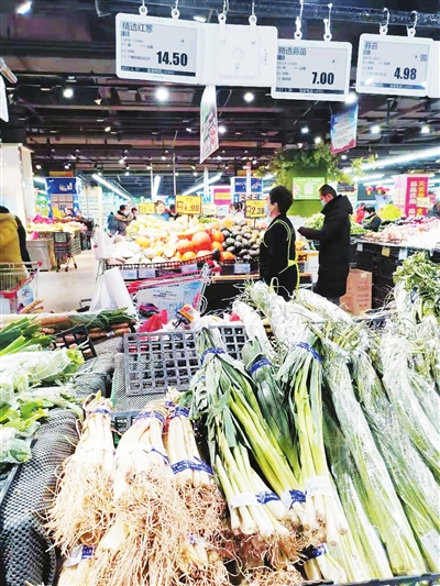 在新华东路一大型商超，葱还是那个葱，但价格已经“红得发紫”。　本报记者  安小霞  摄