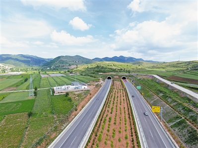 <p>　　六盘山特长隧道外景。</p>