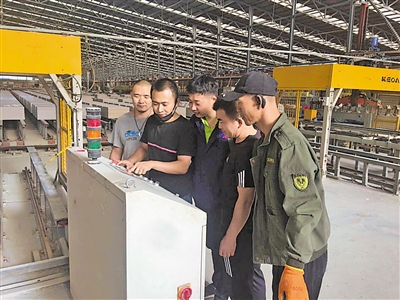 <p>　　农民变身产业工人。</p>