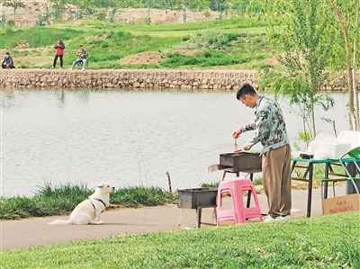 <p>　　有的游客在烧烤，有的游客在垂钓，悠闲惬意。</p>