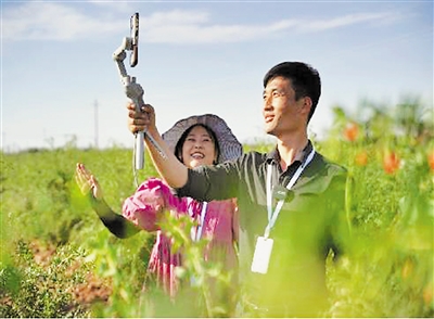 <p>　　“大美同心”把直播间“搬”到田间地头。</p>