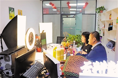 <p>　　“云耕彭阳”在直播间。（本版图片均由受访单位提供）</p>