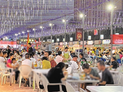 夜幕降临，银川市兴庆区某广场夜市热闹起来。
    本报记者  王瑞 摄