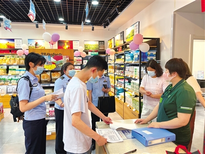     金凤区在专项行动中进行“四看四查”，做到“发现在早、处置在小”，及时为群众“扫雷排爆”。