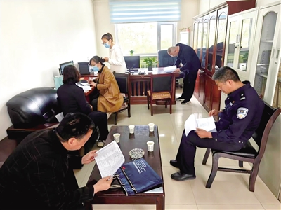     原州区开展“扫楼清街”回头看行动，针对前期摸排掌握的风险线索及辖区“四类”公司进行现场检查。