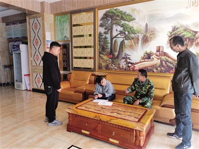     海原县深入开展“扫楼清街”专项行动，切实守护群众的“钱袋子”。