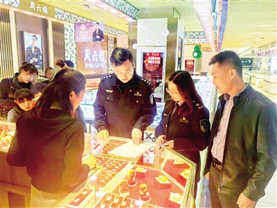    紧盯重点场所、聚焦重点领域，同心县对县内主要商业楼宇、商圈、门店和各类涉金融市场主体等开展“扫楼清街”专项行动。