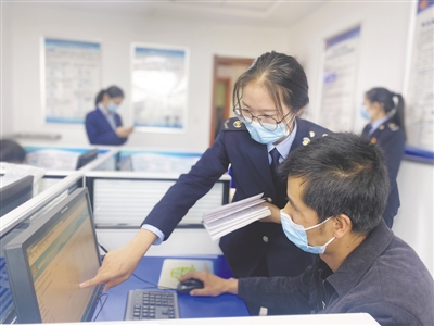 <p>　　税务人员指导市民网上办税。</p>