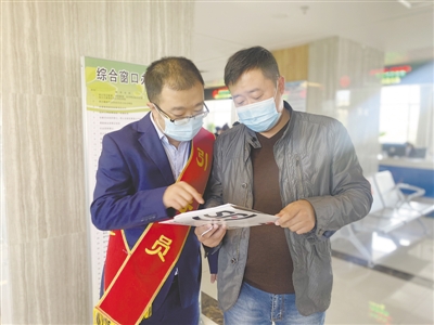 <p>　　引导员为市民答疑解惑。</p>