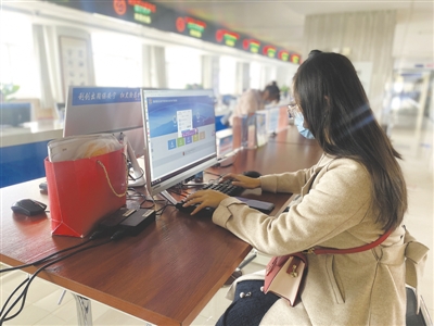 <p>　　市民在自助办理业务。</p>