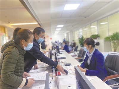 <p>　　市民办理营业执照。</p>