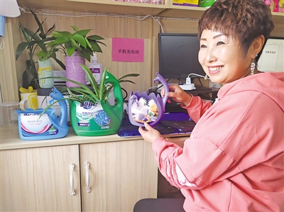 <p>　　银川市金凤区黄河东路街道办事处金家巷社区志愿者赵秀琴将废旧洗衣液瓶制作成花瓶。</p>