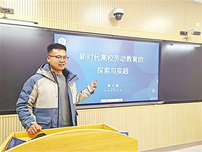 <p>　　鲁小猛跟学弟学妹交流劳动教育的探索与实践。</p>