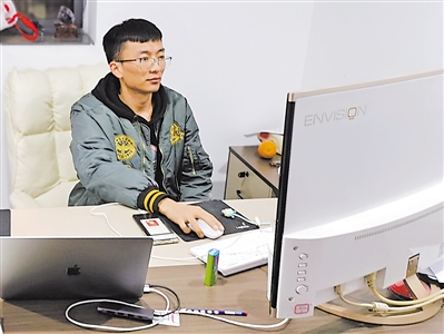 <p>　　两台电脑一张办公桌，构成黎瑞工作的全部。</p>