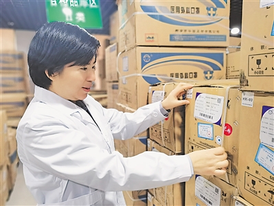 <p>　　杜小梅查看医疗器械库房。</p>