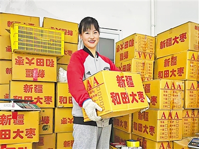 <p>　　晚上，欧文君仍在库房忙碌，把货品进行打包整理。</p>