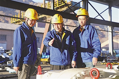 <p>　　陈云（中）与同事们探讨工作。</p><p>　　（图片由受访者提供）</p>